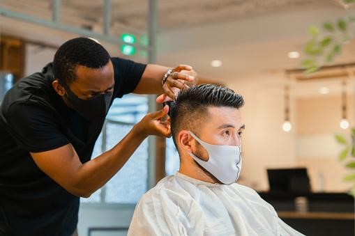 học nghề cắt tóc nam mất bao lâu?